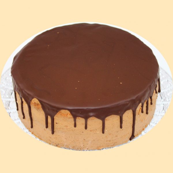 Csokoládé torta teteje csokoládéval leöntve.
