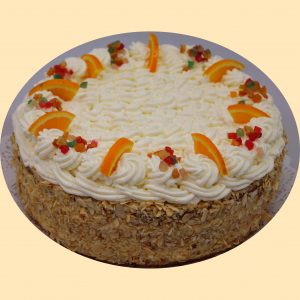 Oroszkrém torta tejszínhabbal kandírozott gyümölcskockával és naranccsal díszítve.
