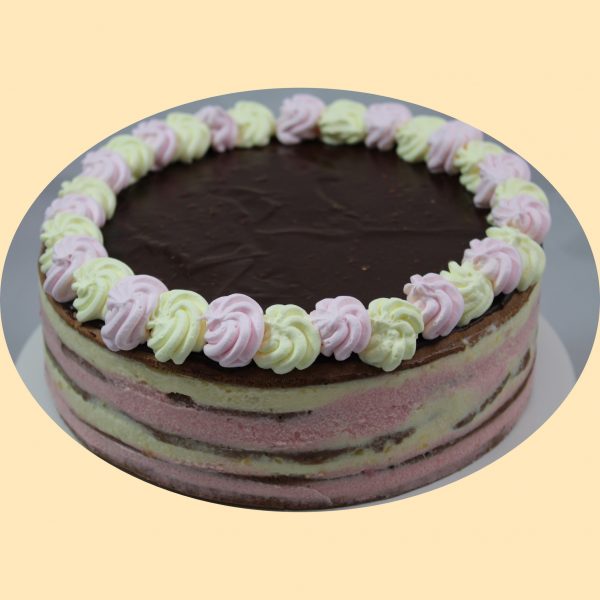 Négyrétegű szines torta csokoládé tetővel. a lajcsi sütemény mintájára.