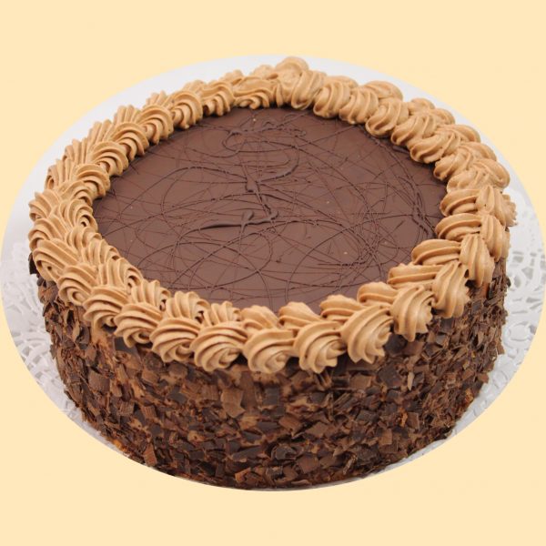 Csokoládé torta, teteje csokoládéval bevonva, oldala csokireszelékbe forgatva.